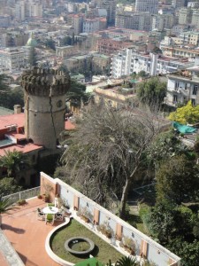 …tra poco e’ l’ora del the’ madame…Astolfo,ma cca’ facimme o’ cafe’ !…