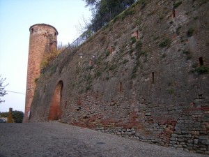 Castiglione Falletto, torre e mura del castello