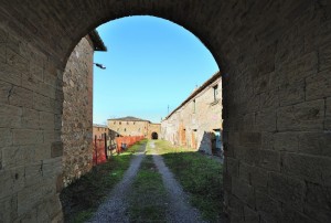 Entrando nel Borgo fortificato abbandonato