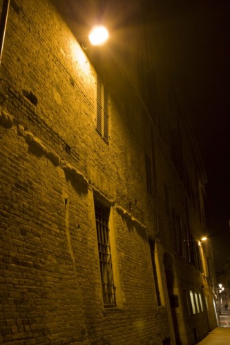 Reggio Emilia - il colore della mura notturne
