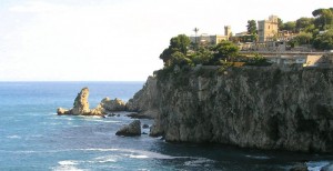 torri sulla scogliera a capo Taormina