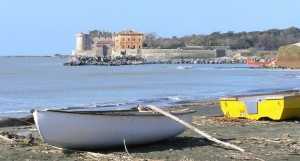 il castello dell’oasi di Palo, visto dalla marina di san Nicola