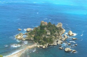 “Isula Bedda” pare un’antica cometa planata nel mare più blu