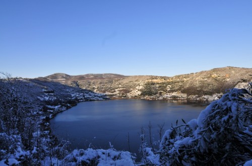 Nemi - Il cratere del lago di Nemi imbiancato Nemi - Il cratere del lago di Nemi imbiancato