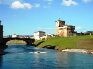 Le case, il ponte…la Rocca