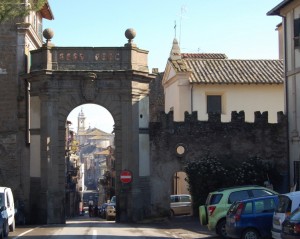 Vignanello, porta del Vignola con fortificazione.