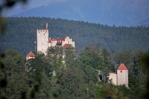 Brunico - dal cespuglio spio il castello di Brunico Brunico - dal cespuglio spio il castello di Brunico