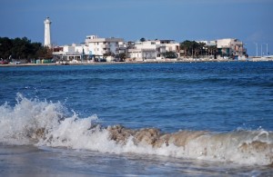Il faro e la sabbia finissima nel bel mare blu si sposano a Torre Canne
