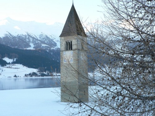Curon Venosta - il campanile di curon vicino al passo resia, confine austriaco