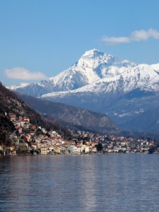 Argegno, col lago davanti e le montagne dietro