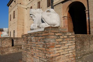 I leoni di Soragna vegliano sulla rocca