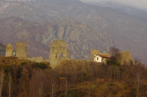 Caprie - La collina con i resti delle mura e dl castello