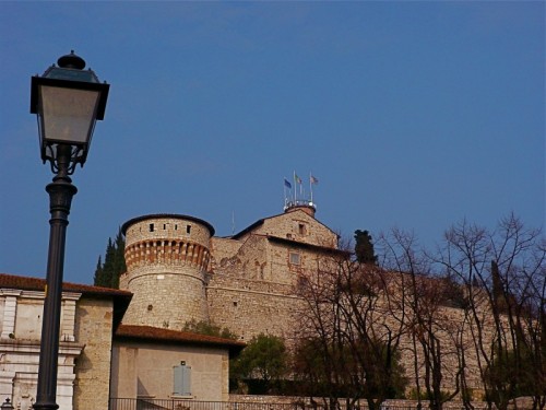 Brescia - il lampione e il castello Brescia - il lampione e il castello