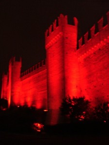 le mura illuminate di rosso per il giorno degli innamorati