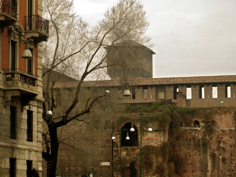 ''Balconi con vista sul castello Sforzesco'' - Milano