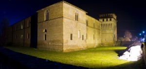 Gran panoramica notturna del castello di Pandino