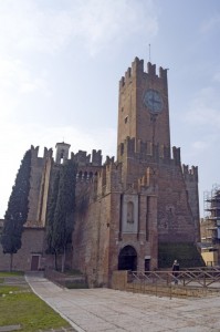 Il castello di Villafranca di Verona, porta principale.