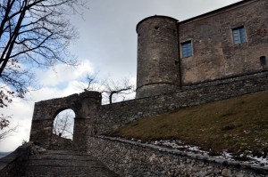 all’ingresso del castello