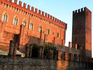 Il sole caldo della sera illumina il castello