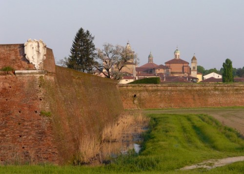Sabbioneta - Le Mura di Vespasiano Gonzaga (XVI sec.) Sabbioneta - Le Mura di Vespasiano Gonzaga (XVI sec.)