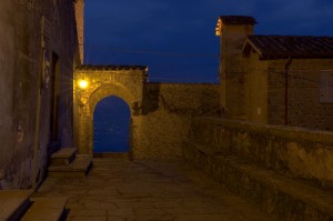 La porta del Castello di Cozzille