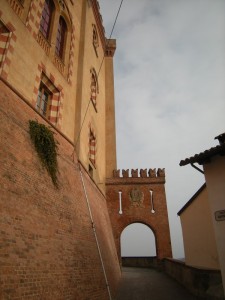 porta e castello di Barolo