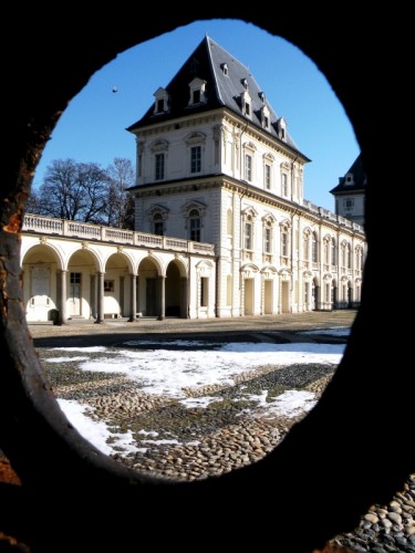 Torino - Sbirciando dalla cancellata del Castello del Valentino