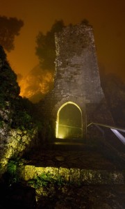 Nella notte nebbiosa di Caltabellotta, i resti del Castello Luna