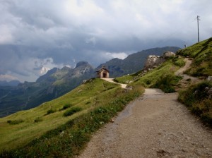 sentiero dal Passo Pordoi al Sass Becé