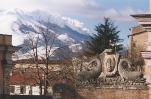 il leone ruggisce tra i delfini mentre il Sirente è innevato