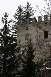 veduta laterale di castel Tasso