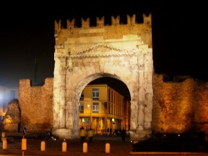 Arco di Augusto in notturna