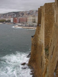 Mura di Castel dell’Ovo che guardano la città