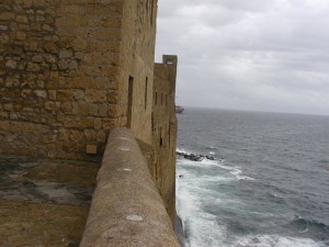 Mura di Castel dell’Ovo che guardano il mare aperto