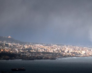 L’occhio del ciclone sulla città del corallo