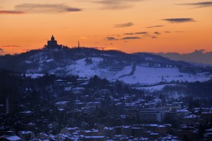 Colline innevate sotto San Luca