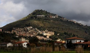 Arce posizionata a mezza costa…