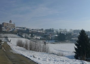 Disteso sulla collina innevata