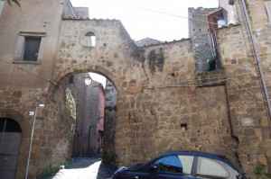 porta medioevale con torre e fotificazioni