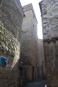 torre medioevale con edifici fortificati.