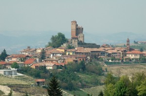 VEDUTA SU SERRAVALLE E IL SUO CASTELLO
