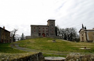 Al centro il suo pozzo trecentesco