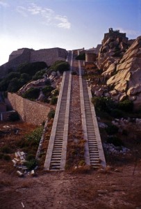 FORTEZZA DI MONTE ALTURA - la scalinata di accesso