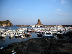 Il porticciolo di Aci Trezza e i faraglioni dei Ciclopi
