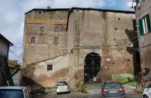 Magliano Romano - La torre rettangolare ed il retro del castello.