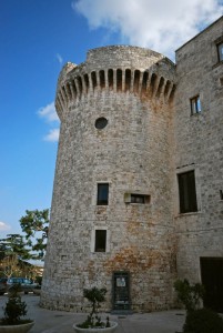 la Torre maestra del castello di Conversano sfida la gravità con i suoi 25 m.