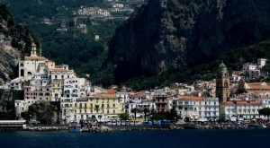 Amalfi ed il suo centro storico ripresi dal mare
