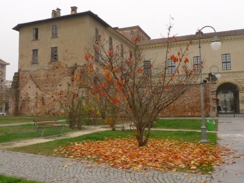 Melegnano - Castello d'autunno, con le foglie gialle
