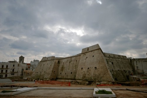 Mola di Bari - il castello Angioino a pianta stellare a Mola di Bari Mola di Bari - il castello Angioino a pianta stellare a Mola di Bari