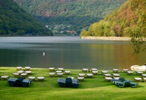 Lago del Segrino e i suoi colori autunnali